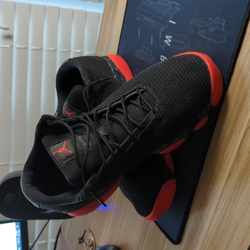 Jordan horizon black and red size 11